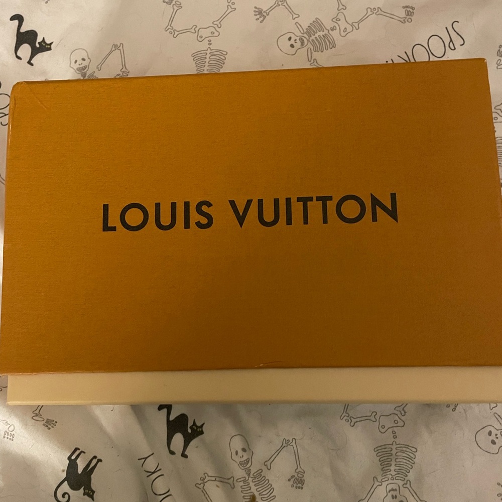 Louis Vuitton Signature wallet with cover and box